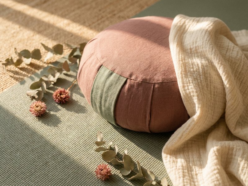 yoga poses for ADHD — seated twist and cat cow sequence, lacedopamine.com